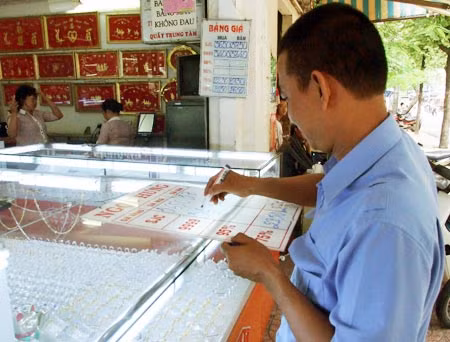 Nhân viên ở một cửa hàng vàng khu vực chợ An Đông phải liên tục cập nhật tỷ giá (ảnh chụp lúc 11h35 phút sáng nay).