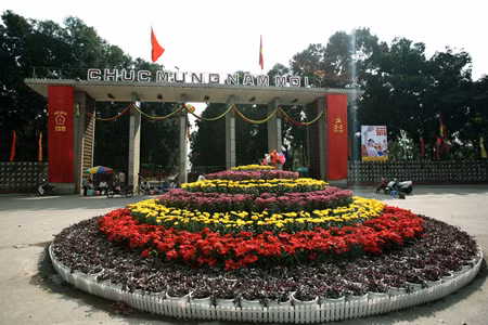 "Đảo hoa" trước cổng Công viên Thống Nhất.