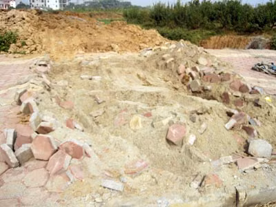 Vỉa hè bị cầy nát.