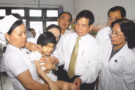 Chủ tịch nước Nguyễn Minh Triết đến thăm các cháu là nạn nhân chất độc da cam/dioxin tại Làng Hòa Bình (Bệnh viện Từ Dũ); thăm và làm việc với cán bộ, y bác sĩ Bệnh viện Từ Dũ. Ảnh: TTXVN.