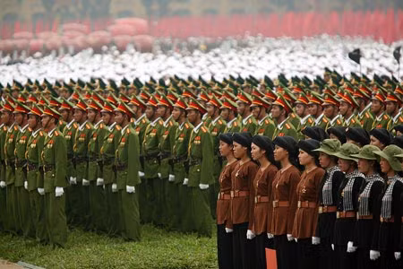 Khối nữ dân quân tự vệ và khối Cảnh sát đứng trước Lễ đài.