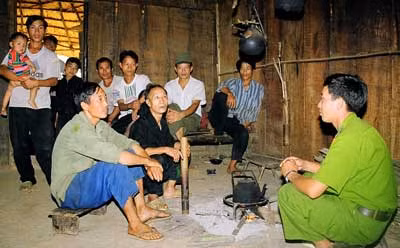 Cán bộ Công an huyện Điện Biên Đông gặp gỡ, tìm hiểu tâm tư của người dân bản Mường Tỉnh B, xã Xa Dung.