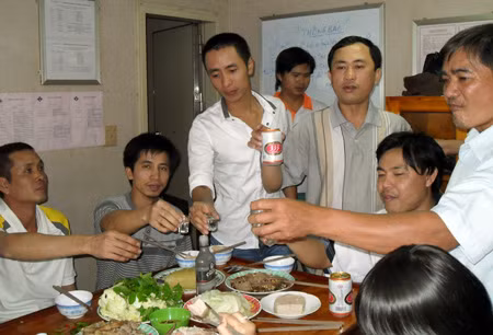 Bữa cơm tất niên sum vầy trên tàu Phương Nam.
