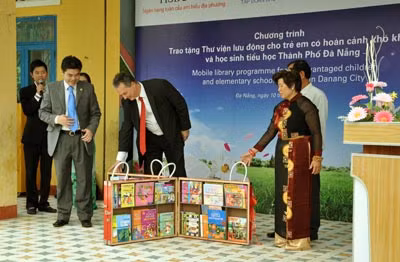 Hơn 400 học sinh và giáo viên trường tiểu học Ngô Mây TP Đà Nẵng được trao tặng “thư viện sách lưu động”.