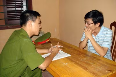 Lê Mãn Thân tại cơ quan điều tra Công an quận Cầu Giấy.