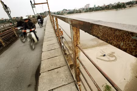 Màn tỏ tình "Dã tràng xe cát" dưới chân cầu Long Biên ảnh 1