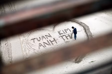 Màn tỏ tình "Dã tràng xe cát" dưới chân cầu Long Biên ảnh 5