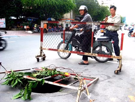Hố được cảnh báo nguy hiểm. Ảnh: VNE.