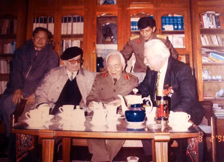 Ông Nguyễn Văn Lập gặp Đại tướng Võ Nguyên Giáp năm 1991.