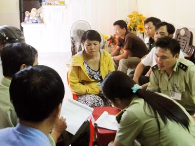 Chi cục Quản lý thị trường TP Đà Nẵng đang lập biên bản tạm giữ tang vật đối với hành vi sản xuất và tàng trữ hàng giả của Vũ Thị Thanh Vân.