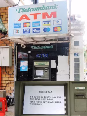 Máy ATM tại số 178 Trần Phú đã được treo bảng thông báo ngừng hoạt động sau khi phát hiện có sự cố rò rỉ điện ( ảnh chụp lúc 15h30’ chiều ngày 9/4).