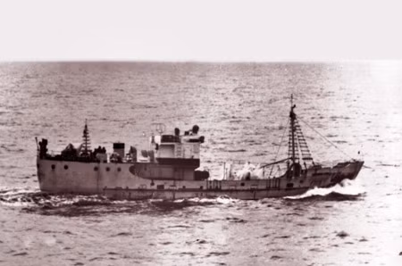Một trong những con tàu không số.