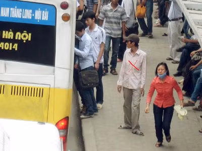 Lượn lờ qua lại để thăm dò.