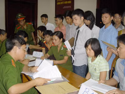 Cán bộ Học viện CSND làm thủ tục nhập học cho sinh viên.