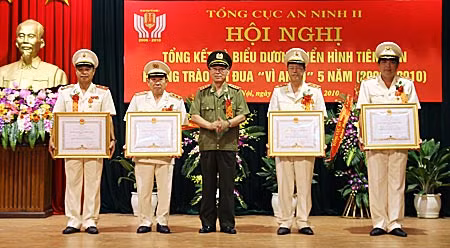 Thứ trưởng Nguyễn Văn Hưởng thừa ủy quyền Chủ tịch nước trao tặng Huân chương Chiến công hạng Nhất, hạng Nhì cho các đồng chí lãnh đạo Tổng cục An ninh II.