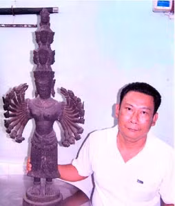 Anh Tạ Mân bên một cổ vật.