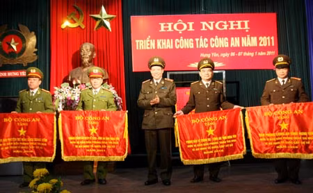 Thứ trưởng Lê Quý Vương trao Cờ thi đua xuất sắc cho các đơn vị Công an tỉnh Hưng Yên. Ảnh: Việt Hưng.