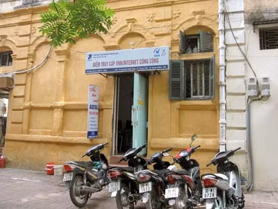 Đại lý Internet số 11 Nguyễn Khắc Cần cách Trường THPT Đinh Tiên Hoàng hơn chục mét là nơi tụ tập của nhiều học sinh bỏ giờ chơi game online.