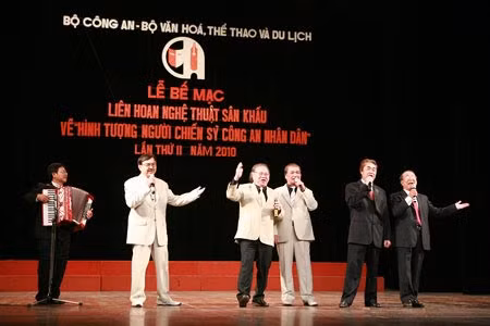 Bài hát "Chúng tôi là nghệ sĩ" do 5 Nghệ sĩ nhân dân thể hiện.