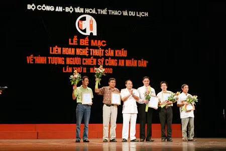 Thiếu tướng Đặng Thái Giáp, Cục trưởng Cục Công tác Chính trị, Phó trưởng ban Tổ chức liên hoan, trao giải Đồng các vở diễn.