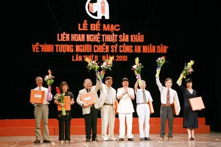 Trung tướng, Nhà văn Hữu Ước, Phó tổng cục Trưởng Tổng cục XDLL - CAND, Tổng biên tập Báo Công an nhân dân, Trưởng Ban tổ chức liên hoan trao quà lưu niệm cho Hội đồng Giám khảo.