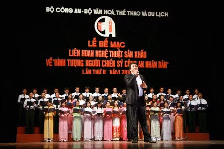 Ca khúc "Giai điệu Tổ quốc" mở màn đêm bế mạc.