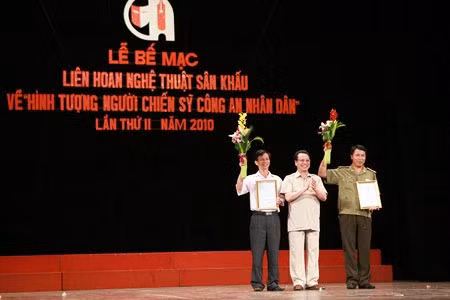 GS.TS Phùng Hữu Phú, Uỷ viên TW Đảng, Phó trưởng ban Thường trực Ban Tuyên giáo TW trao 2 giải Vàng cho vở Hoa Thép của Đoàn Kịch Công an nhân dân và vở Người thi hành án tử hình của Trung tâm Bảo tồn và phát huy di sản dân ca Xứ Nghệ.