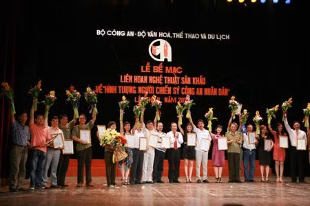 Trung tướng Lê Quý Vương và NSND Lê Tiến Thọ trao giải Vàng cho 25 nghệ sỹ xuất sắc nhất Liên hoan. Ảnh: Trang Dũng.