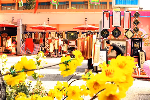 Sau những tán mai trước ngõ, gian hàng của những ông đồ với các câu đối đỏ trưng bày nổi bậc cả một không gian.