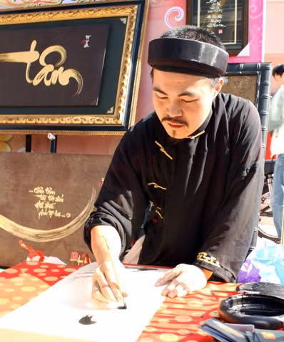 Thả hồn trên từng câu đối.