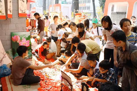 Các em học sinh thích thú trước những món quà nhỏ - đây là những món quà mà các em "mừng tuổi" bố mẹ dịp năm mới.
