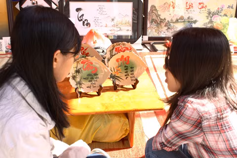 Cùng ngồi bình luận từng con chữ, những câu đối.