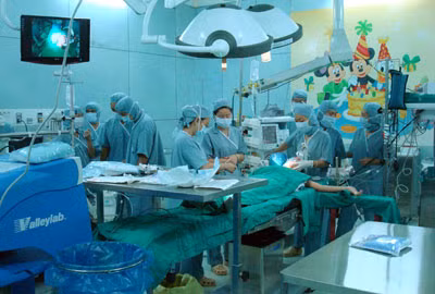 Ê kíp BS Viện Tim, và BV Nhi Đồng 2 thực hiện ca mổ tim cho bé T sáng 23/2.