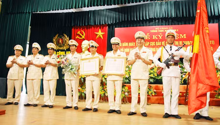 Trung tướng Trần Đại Quang, Ủy viên Bộ Chính trị, Thứ trưởng Bộ Công an trao Huân chương Bảo vệ Tổ quốc hạng Ba cho Cục Bảo vệ Chính trị IV. Ảnh: V.Hưng.
