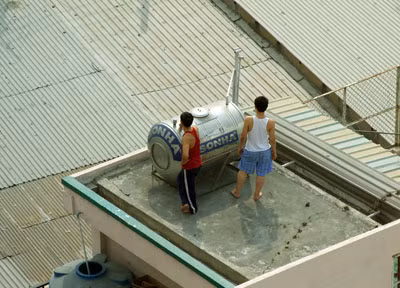 ...hoặc lên nóc nhà để quan sát đoàn tàu kéo đốt hầm.