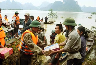 Đưa lương thực lên hang đá phát cho dân.