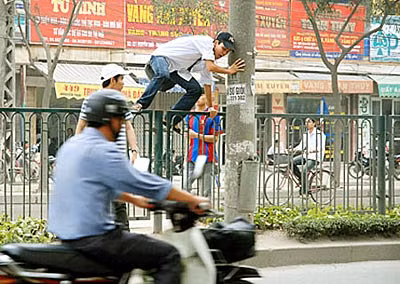 Mức phạt mới chưa đủ "răn đe" đối với người đi bộ. Nhiều người vẫn băng qua đường, qua dải phân cách tuỳ tiện. Ảnh: VNE.