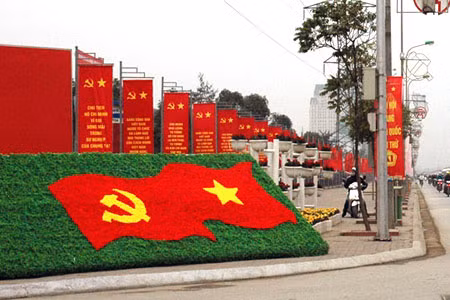 Cờ hoa chào mừng Đại hội Đảng toàn quốc lần thứ XI tại Thủ đô Hà Nội.