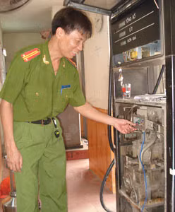 Kiểm tra, xác định lượng xăng đã bị trộm cắp.