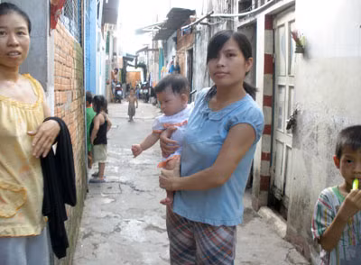 Đường tới trường muôn vàn những khó khăn với 3 đứa con của chị Thảo và nhiều đứa trẻ con công nhân.