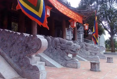 Cửa rồng ở Đền Đô.