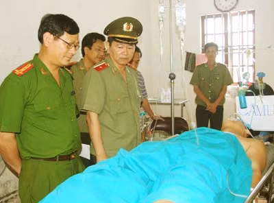 Thiếu tướng Võ Trọng Thanh, Giám đốc Công an tỉnh Nghệ An (thứ hai từ trái sang) thăm hỏi CBCS bị thương. Ảnh: Thanh Hương.