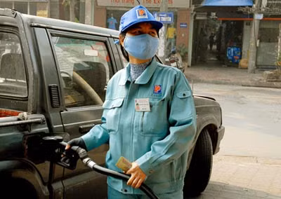 Thị trường xăng dầu trong nước đang chịu sức ép từ thế giới. Ảnh: VNE.