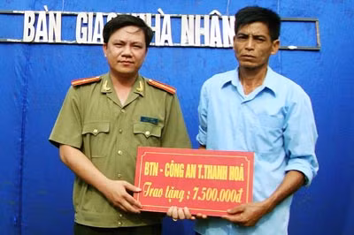 Trao tiền hỗ trợ làm nhà nhân ái cho gia đình anh Hà Văn Khoan (Công an viên ở xã Trung Hạ, huyện Quan Sơn, Thanh Hóa).