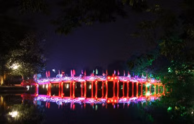 Cầu Thê Húc rực rỡ ánh đèn.