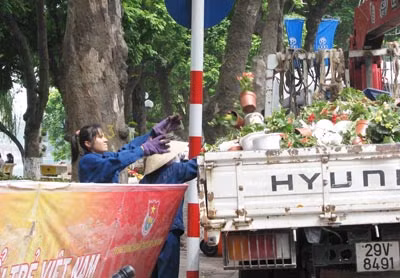 Dọn hoa sau ngày Đại lễ.