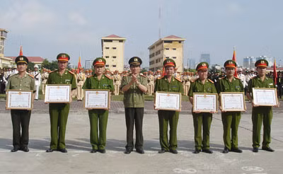 Đại diện các tập thể có thành tích xuất sắc được khen thưởng.