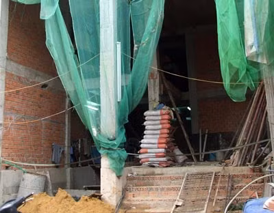 Đường vào căn hầm (phía bên trái) - nơi các công nhân lần lượt chui xuống.