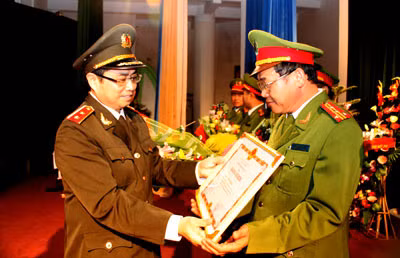 Thứ trưởng Phạm Minh Chính trao Bằng khen của Bộ Công an cho các tập thể và cá nhân có thành tích xuất sắc.