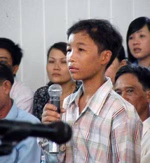 Người bị hại Nguyễn Hào Anh trước tòa với những vết sẹo trên người.